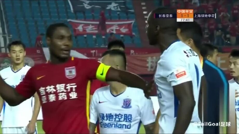 Demba Ba perde a cabeça após alegado insulto racista