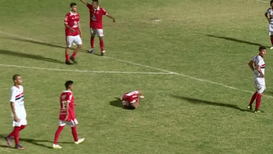 Levou cabeçada e rebolou... como se não houvesse amanhã
