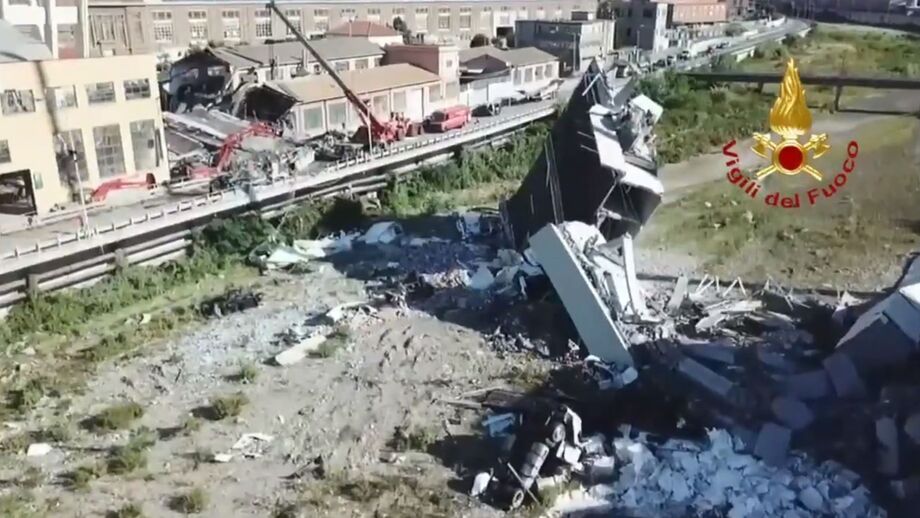 Bombeiros usam drone para encontrar vítimas entre os destroços da queda da ponte