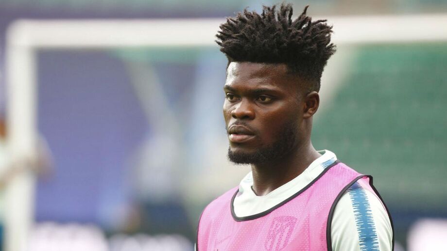 Jogador do Atlético Madrid parte os óculos a adepto e pede-lhe desculpa