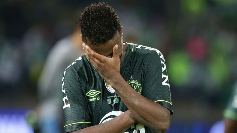Médio da Chapecoense suspenso dois anos por doping