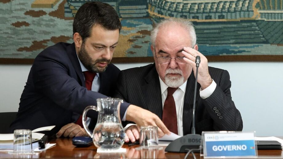 Estado já começou a admitir precários nos quadros