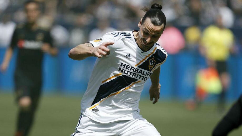 Ibrahimovic multado por colocar a mão na cara de um adversário