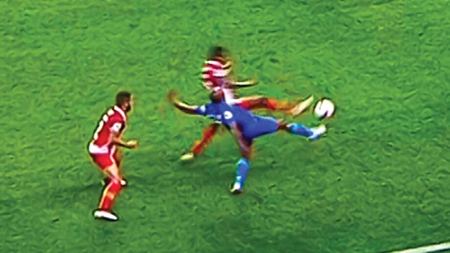 <strong>legal (CERTO)</strong>. Não se vê qualquer falta sobre Brahimi . Posteriormente a bola bateu em Luís Godinho que, não estando mal posicionado, demorou a reagir