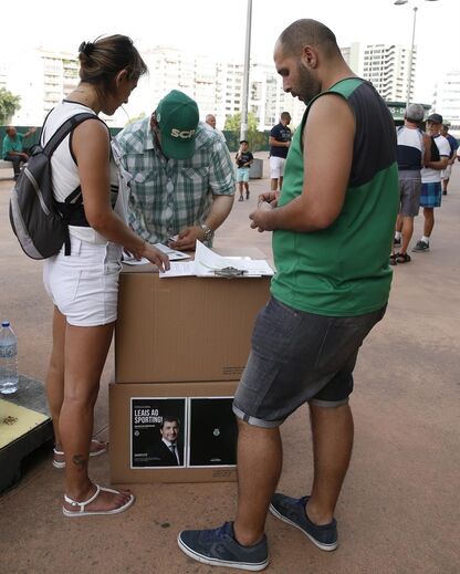 Recolha de assinaturas para o candidato à presidência Bruno de Carvalho