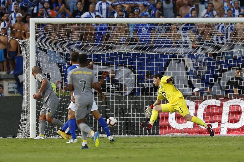 Casillas (3) Não foi uma tarde nada fácil para o espanhol, que teve duas intervenções exigentes a negar o golo ao rival. Por pouco não conseguiu evitar o segundo tento dos azuis.