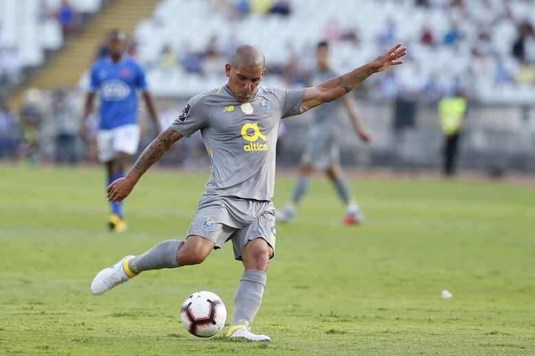Maxi Pereira (2) - Arriscou o amarelo e deixou muito espaço nas costas para Keita fazer o 2-2. Procurou dar profundidade ao flanco e fez um ou outro cruzamento perigoso.
