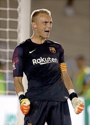 O guarda-redes Cillessen quer abandonar o Bracelona, pois quer jogar mais. No entanto, o contrato do jogador termina em 2021 e tem uma cláusula de 60 milhões de euros. Só devera sair em 2019, devido ao fecho do mercado em Inglaterra