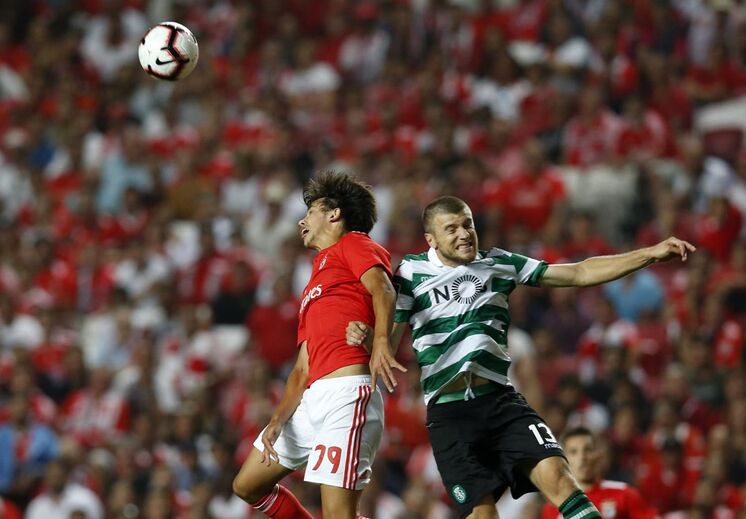 Ristovski (3) - Mostrou que vinha para a luta quando, com míseros segundos no cronómetro, teve uma entrada dura sobre Fejsa. A sua exibição foi muito isto: raça, agressividade na marcação e grande solidariedade defensiva e ofensiva.