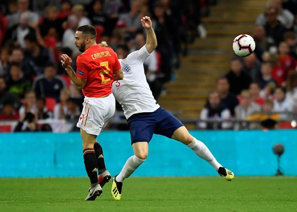 Luke Shaw saiu de maca e máscara após choque Carvajal