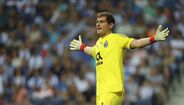 Casillas (3) - Depois de uma primeira parte tranquila, foi obrigado a trabalho apurado na segunda metade e fê-lo com classe a travar um remate de Chiquinho.