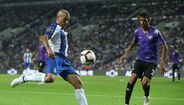 Maxi Pereira (3) - Melhor a atacar do que a defender, o uruguaio esteve bem a servir Brahimi na melhor oportunidade do extremo. Continua a jogar a um nível elevado.