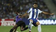 Felipe (3) - Não esteve tão concentrado como é habitual, valendo-lhe a ajuda de Militão em alguns momentos. Mesmo assim, foi cumprindo, impondo a sua liderança.