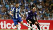Alex Telles (3) - Marcou o canto para o golo inaugural e na parte final arrancou tinta do poste esquerdo na sequência de um livre direto.