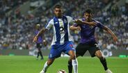 Corona (2) - Um pouco trapalhão a atacar, mas empenhado a defender.