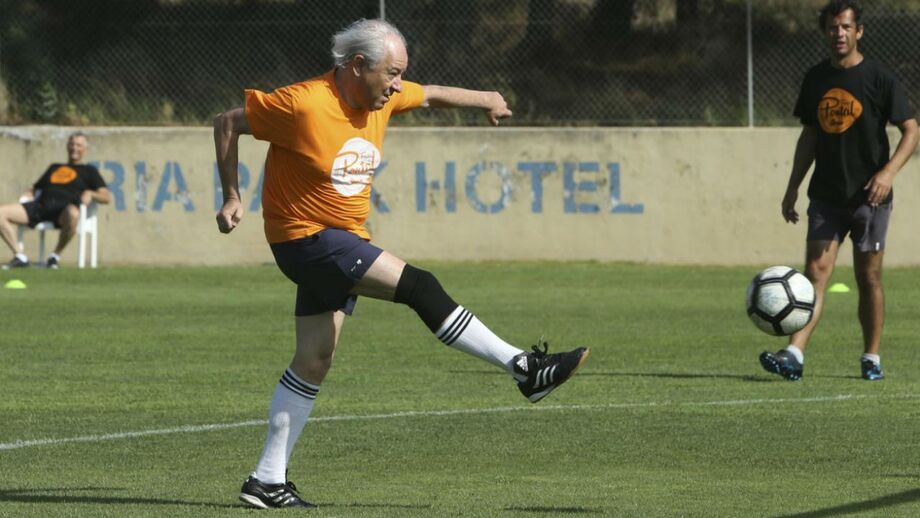 Rui Rio em campo com a camisola 7 antes da festa do PSD no Pontal