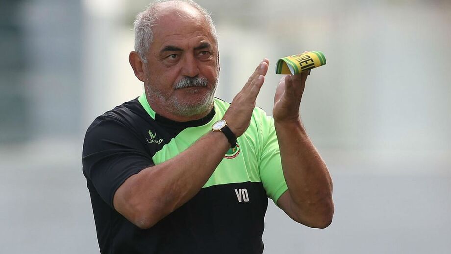 Equipa orientada por Vítor Oliveira marcou no primeiro minuto de jogo