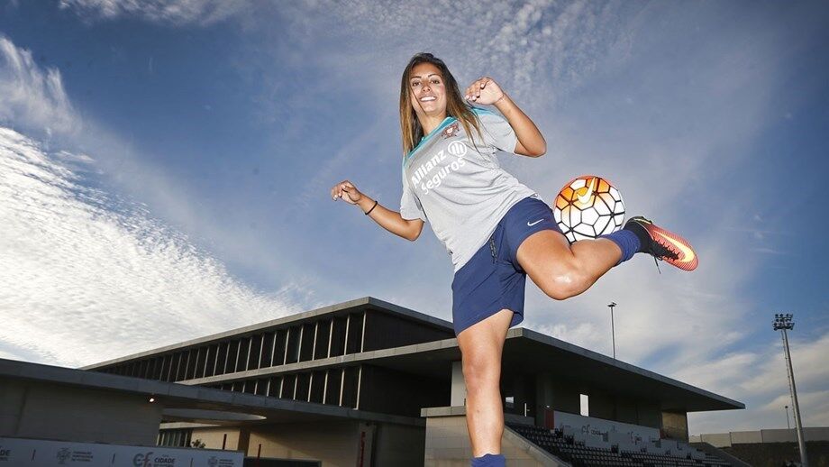 Futebolista internacional portuguesa Suzane Pires reforça Marítimo