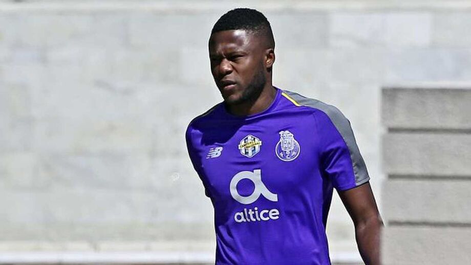 Mbemba tenta reservar bilhete para a Europa