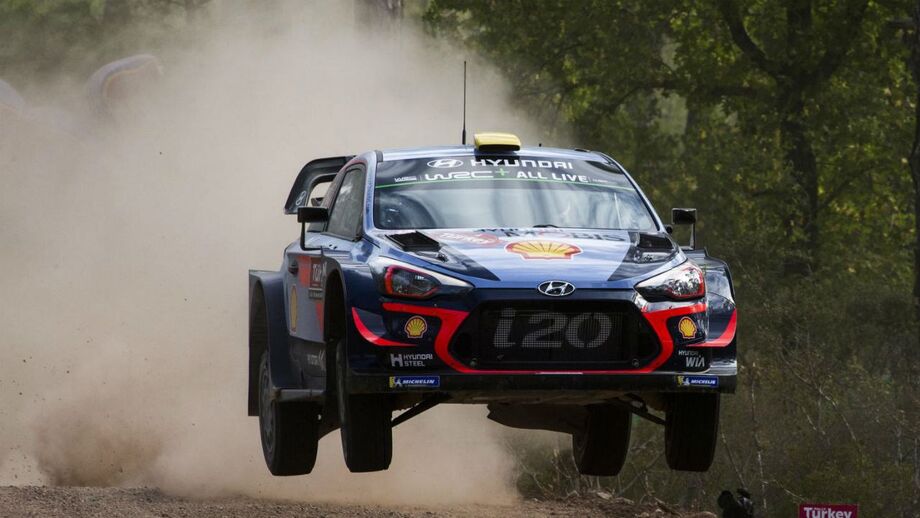 Andreas Mikkelsen lidera rali da Turquia