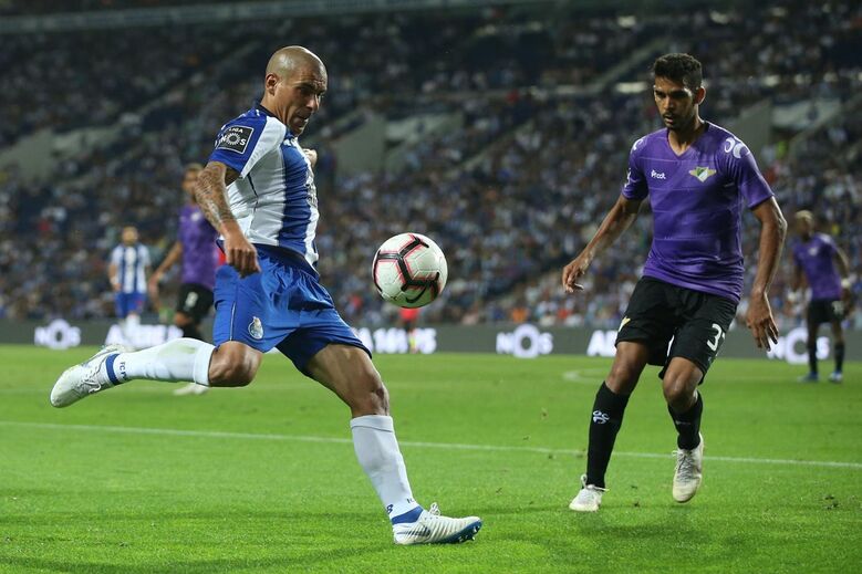 Maxi Pereira (3) - Melhor a atacar do que a defender, o uruguaio esteve bem a servir Brahimi na melhor oportunidade do extremo. Continua a jogar a um nível elevado.