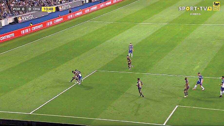 11': Penálti I (ERRADO) - Niltinho joga a bola com a mão e as imagens mostram que foi dentro da grande área. Vítor Ferreira marcou livre, fora da área