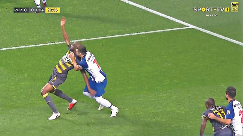 24': Penálti II (ERRADO) - Herrera puxa Jefferson pelas costas, derrubando-o na área. Falta clara que o árbitro deixou passar