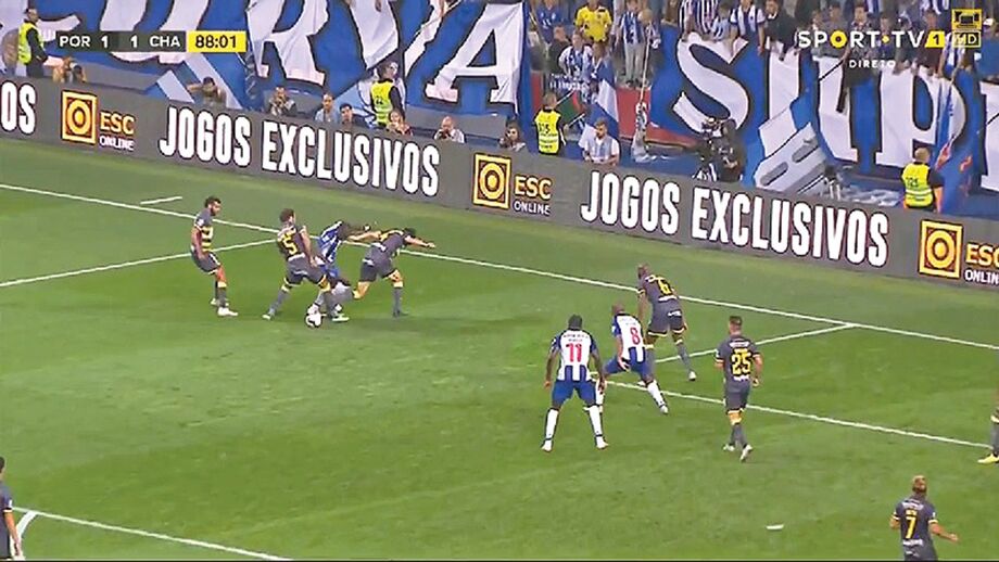 88': Penálti III (CERTO) - A bola passa, Aboubakar não. O avançado camaronês é derrubado por Nuno Coelho na área flaviense