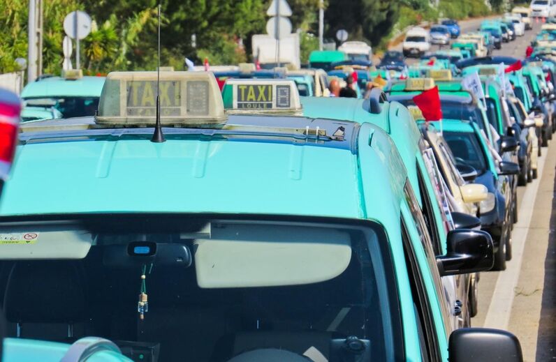 Taxistas mantêm protestos por tempo indeterminado