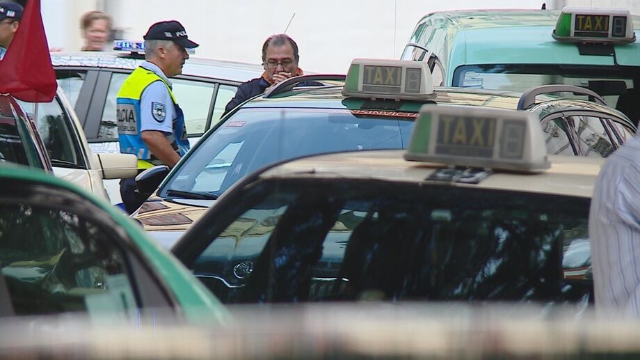 Taxistas mantêm protestos por tempo indeterminado