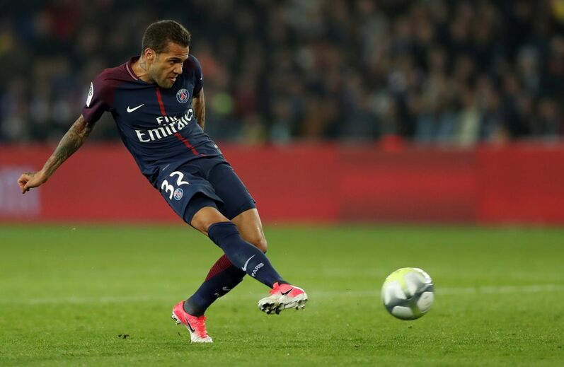 Dani Alves (PSG, 35 anos) - 4 milhões de euros