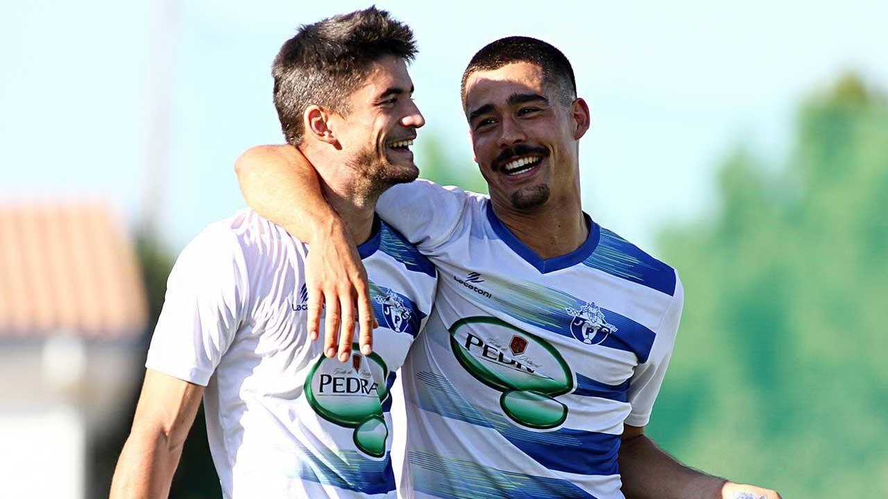 Central, à direita, pisca o olho ao futebol profissional