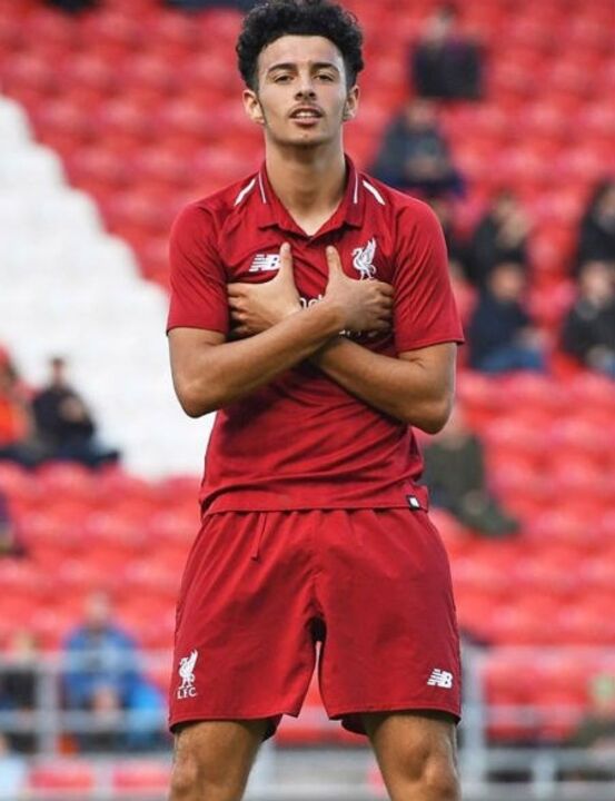 Curtis Jones (Liverpool) - Médio ofensivo, nasceu a 30 de janeiro de 2001