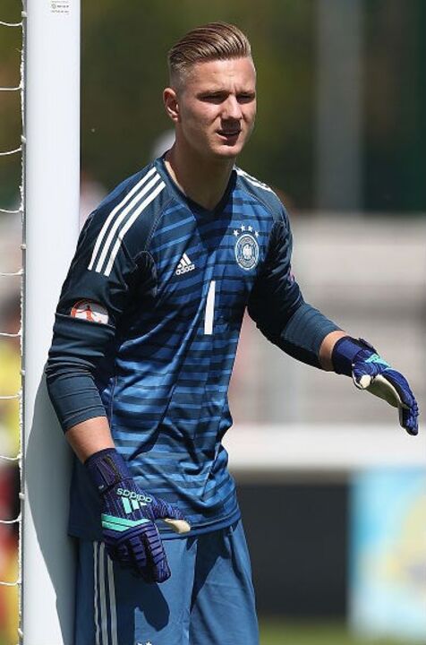 Luca Unbehaun (Borussia Dortmund) - Guarda-redes, nasceu a 27 de fevereiro de 2001