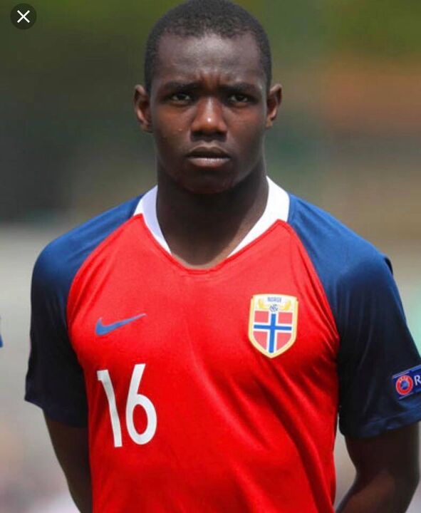 Joshua Kitolano ( Odd Grenland/Noruega) - Médio, nasceu a 3 de agosto de 2001