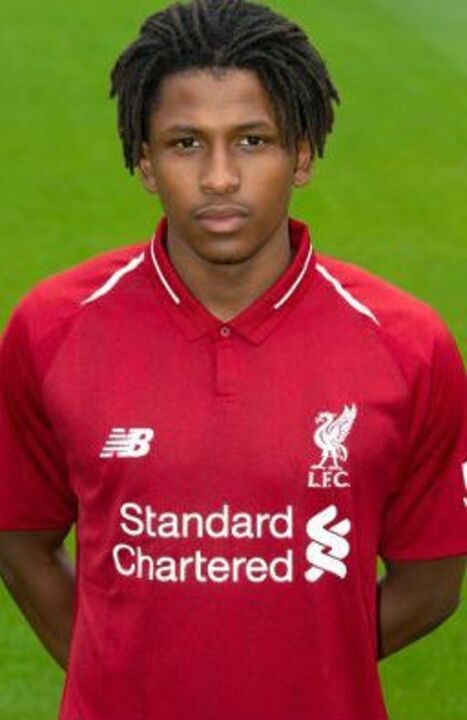Yasser Larouci (Liverpool) - médio, nasceu a 1 de janeiro de 2001