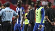 Sérgio Conceição apontou para o símbolo do FC Porto na hora de deixar a Luz e disse: «Falamos depois»
