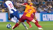 77' - (ERRADO) risco. Marega rodopiou e sofreu falta de Aziz quando ficava virado para a baliza. Michael Oliver poupou o segundo amarelo ao turco