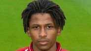Yasser Larouci (Liverpool) - médio, nasceu a 1 de janeiro de 2001