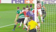 90'+3 - (ERRADO) Penálti. Outra vez Lichtsteiner, agora a agarrar Coates. Penálti de televisão