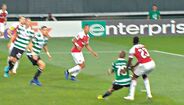67' - (CERTO) Aceita-se. Em Inglaterra a infração apontada a Wellbeck dificilmente seria assinalada, mas o avançado coloca mesmo a mão nas costas de Bruno Gaspar