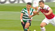 32' - (ERRADO) Vermelho. Sokratis tem mau gesto técnico, deixa passar a bola e agarra ostensivamente Montero. Cartão vermelho por mostrar ao central