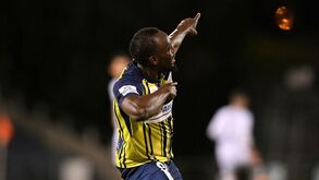 As melhores imagens de Usain Bolt, agora em versão goleador