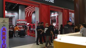 Super Dragões obrigam a intervenção policial junto à loja do Benfica no Mar Shopping