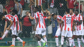 Jogadores do Leixões participam na pintura do Estádio do Mar