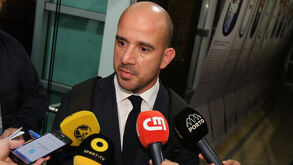 Aumentos levam a demissões