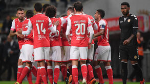 Minhotos goleiam e estão a um passo da final-four