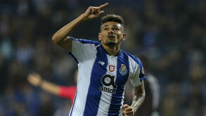 Soares saltou do banco para dar vitória e liderança no Grupo C