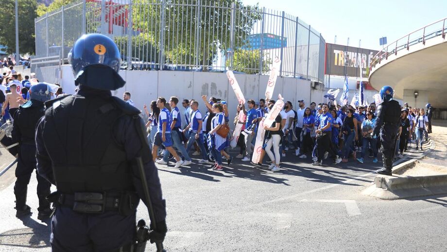 «Meteram-me a mão dentro das calças e magoaram-me»