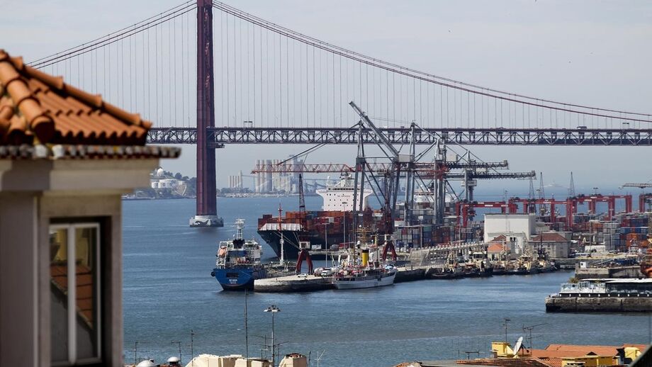 Exportações desaceleram mais do que importações em agosto